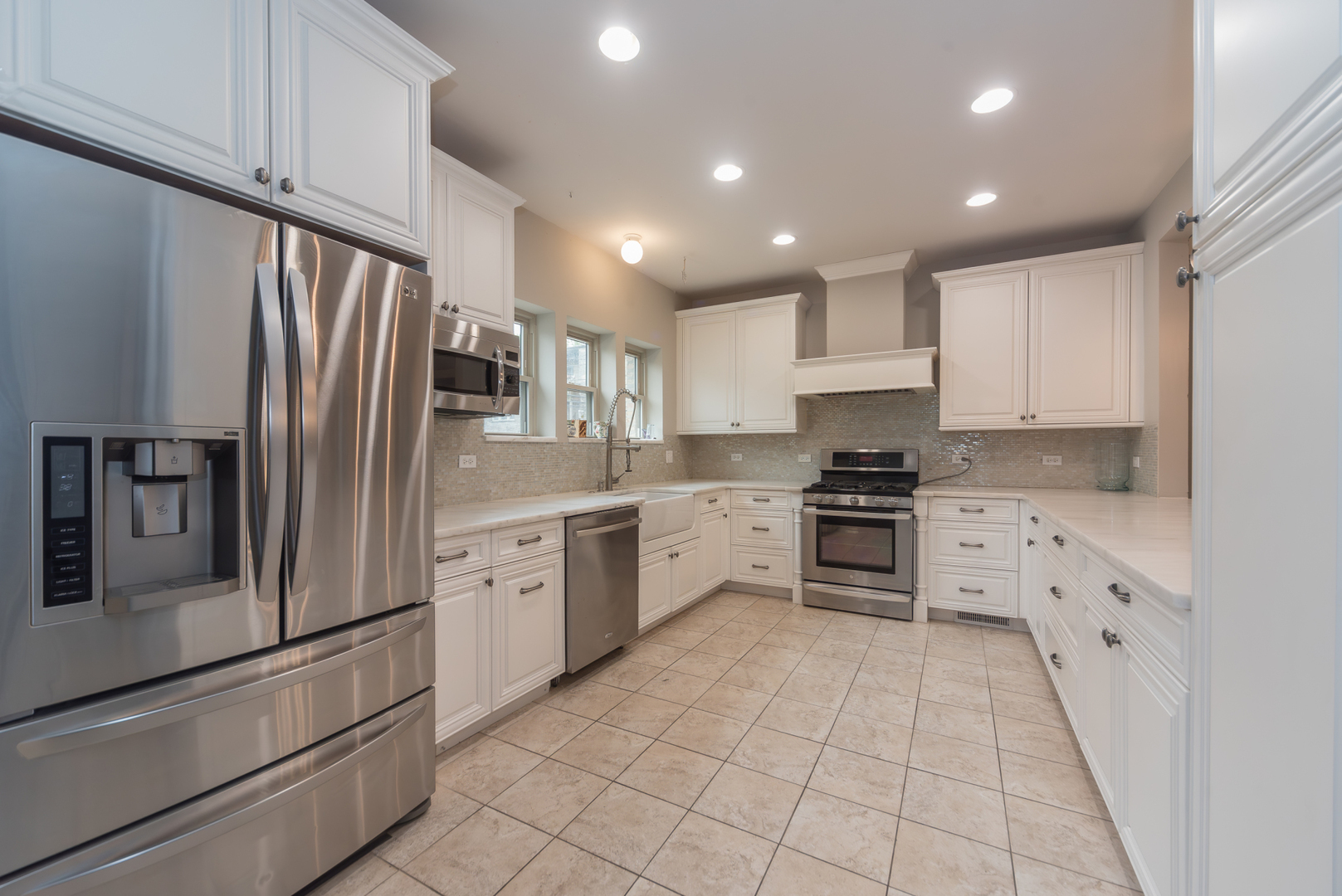 Property Photo: 6613 N Ashland Avenue IL 60626