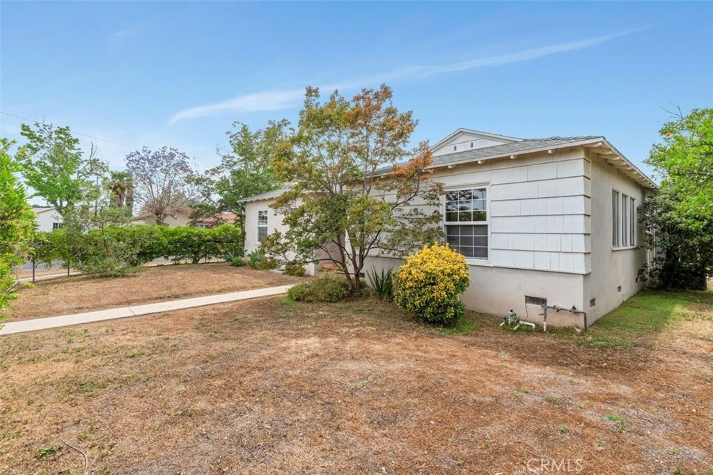 Property Photo:  9933 Norwich Avenue  CA 91345 