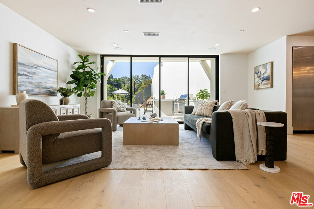 Property Photo:  2256 Nichols Canyon Road  CA 90046 