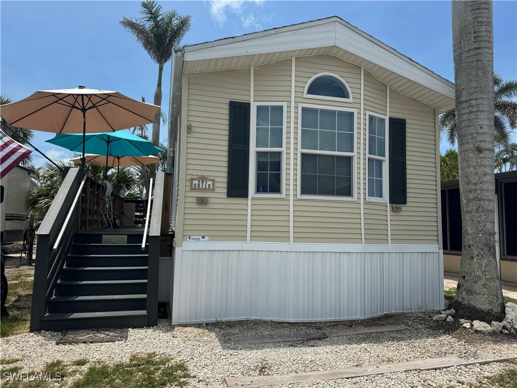 Property Photo: 1119 Periwinkle Way 131 FL 33957