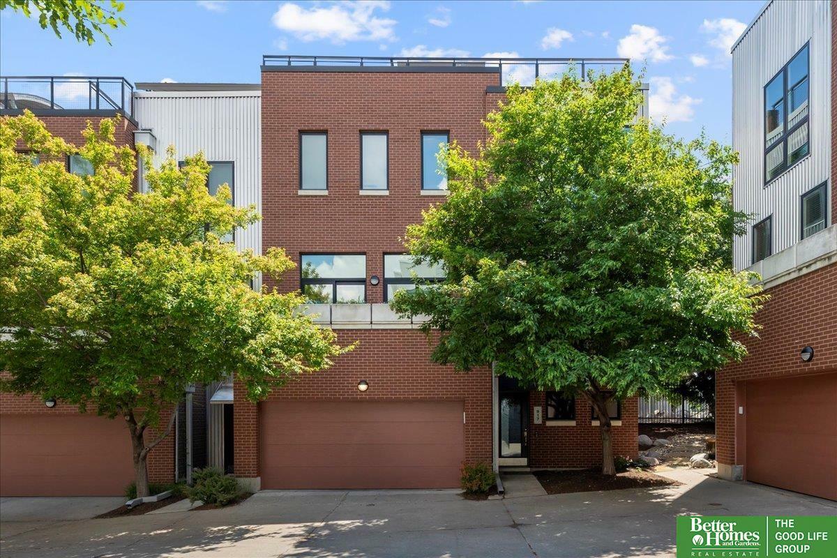 Property Photo: 917 S 10th Court NE 68108