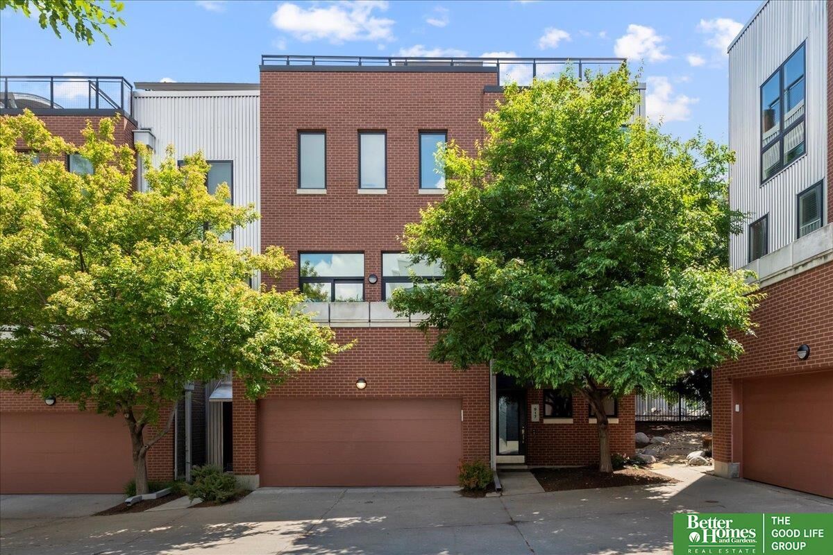 Property Photo: 917 S 10th Court NE 68108
