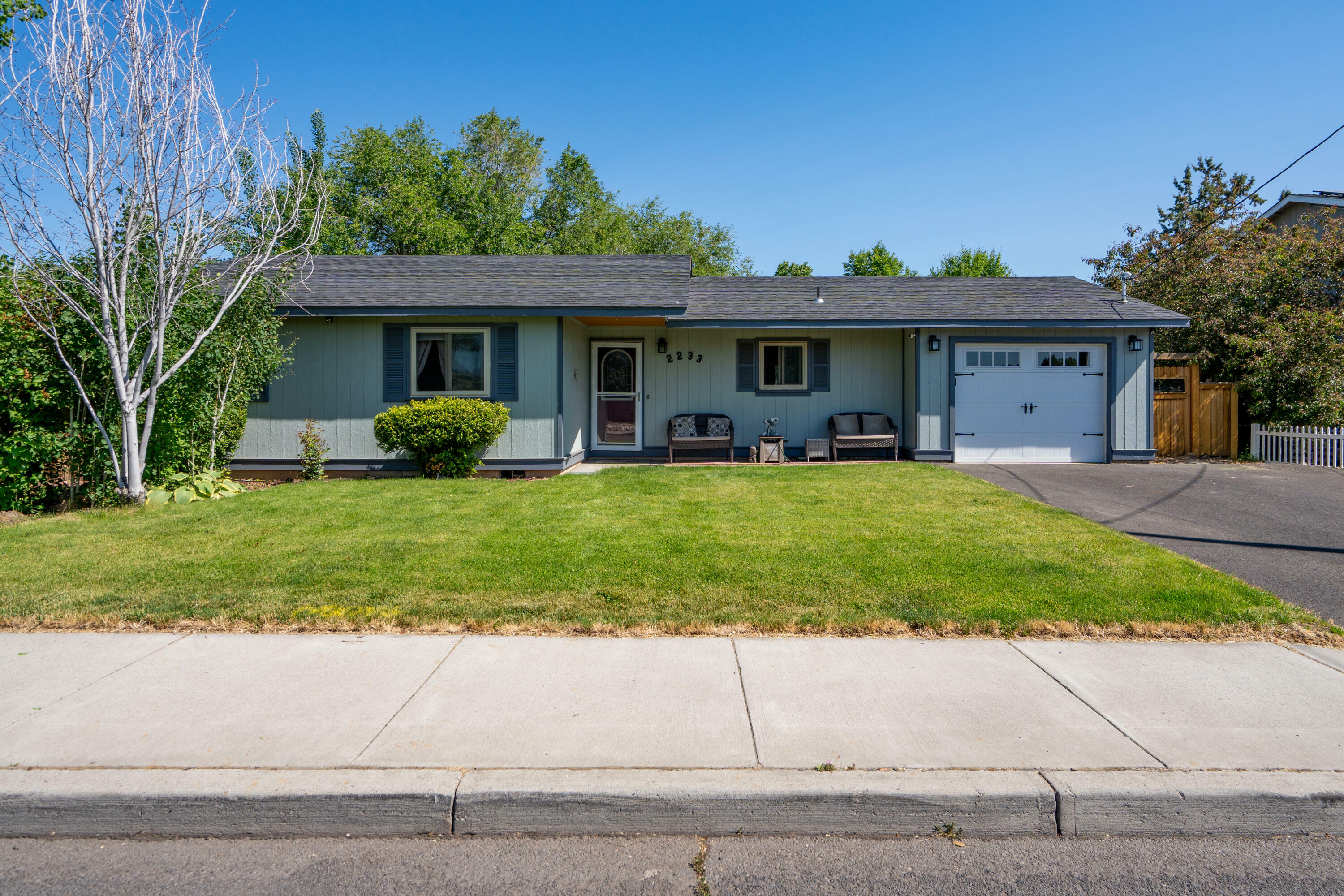 Property Photo: 2233 SW Quartz Avenue OR 97756