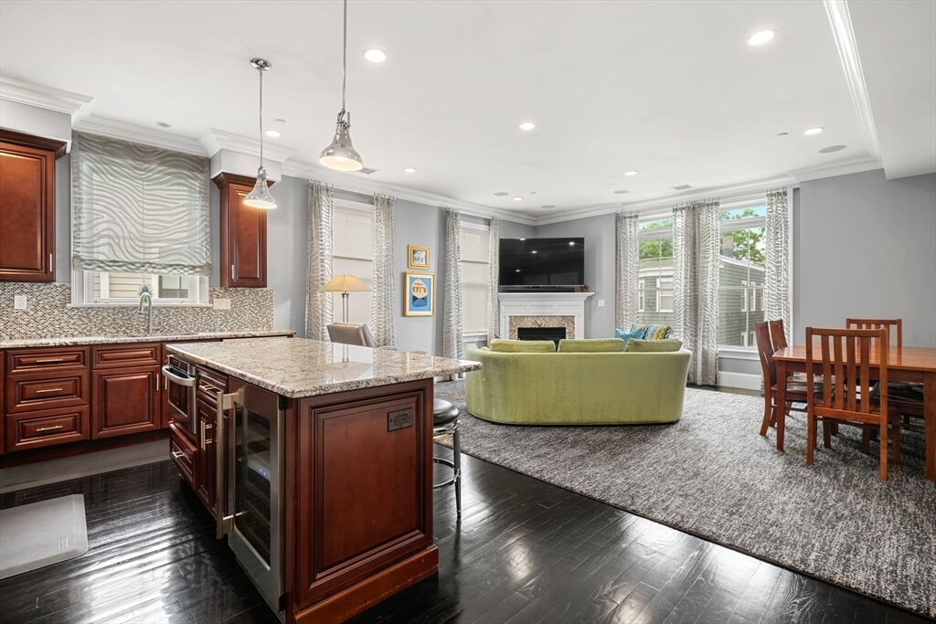 Property Photo:  615 E 6th St 6  MA 02127 