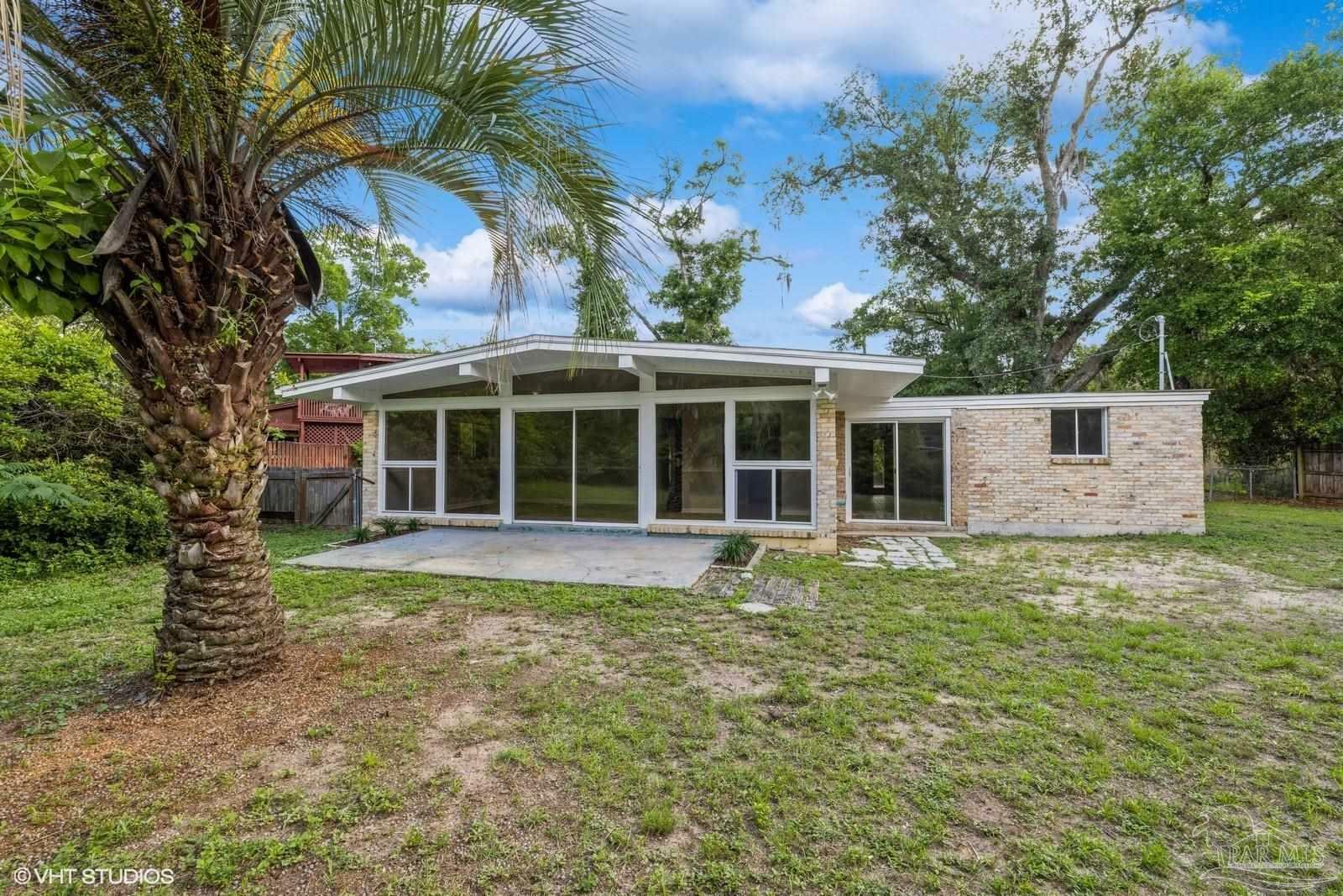 Property Photo: 6463 Barnes St FL 32570