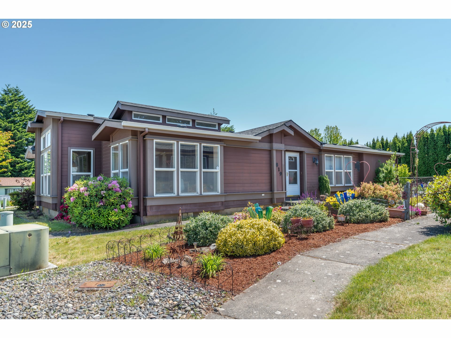 Property Photo: 819 Sheridan Ct OR 97031