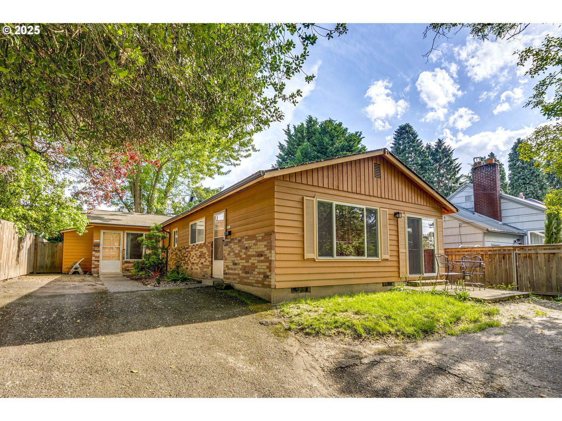 Property Photo: 4220 SE Ivon St OR 97206