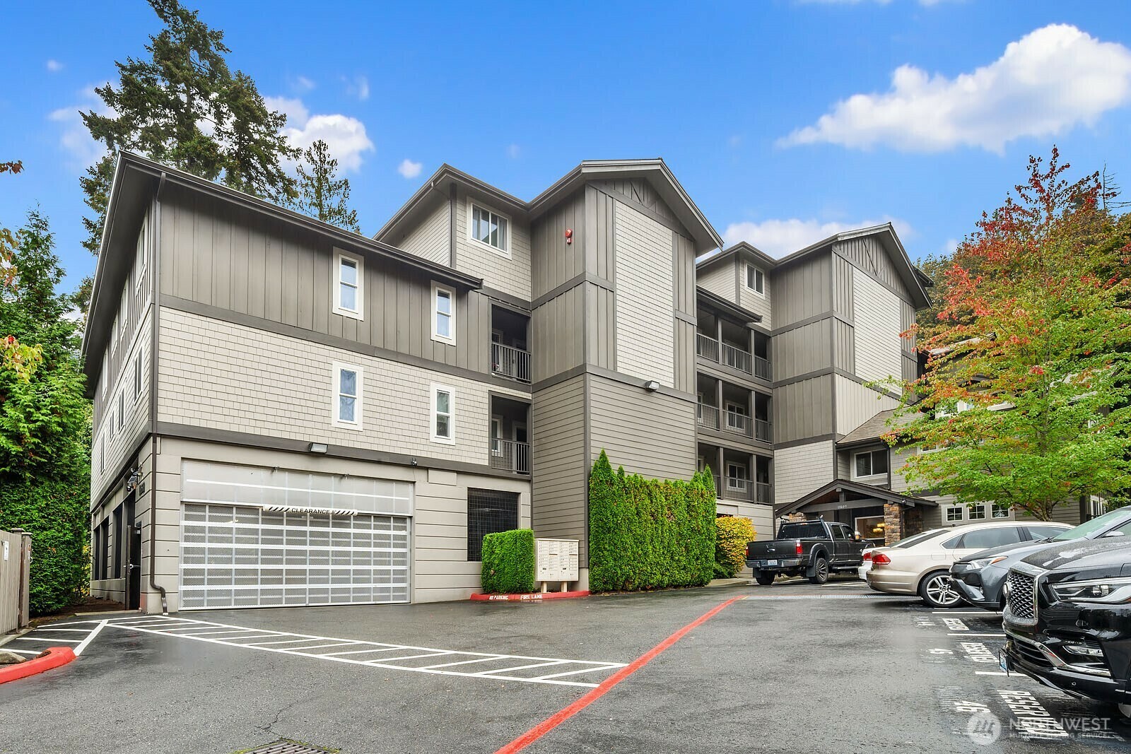 Property Photo: 18609 SE Newport Way 408 WA 98027