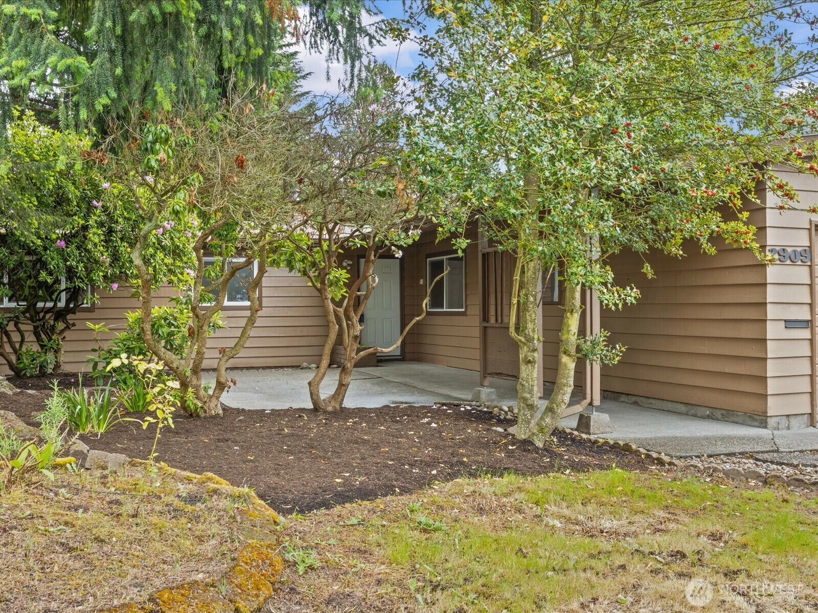 Property Photo: 2909 SW 116th Street WA 98146