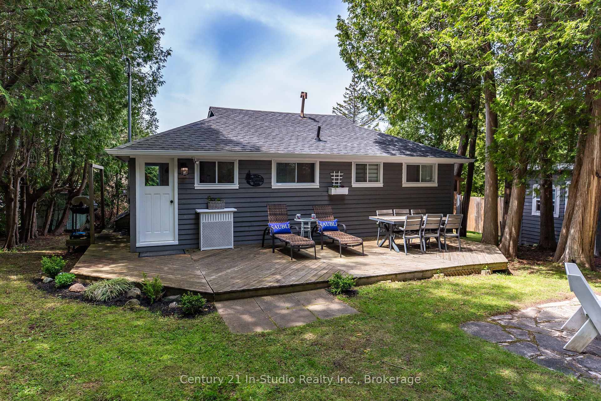 Property Photo: 6 Fergus Avenue ON N0H 2G0