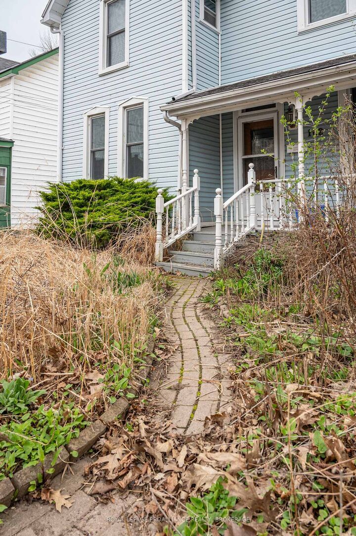 Photo de la propriété: 102 Livingston Avenue ON K7L 4L4