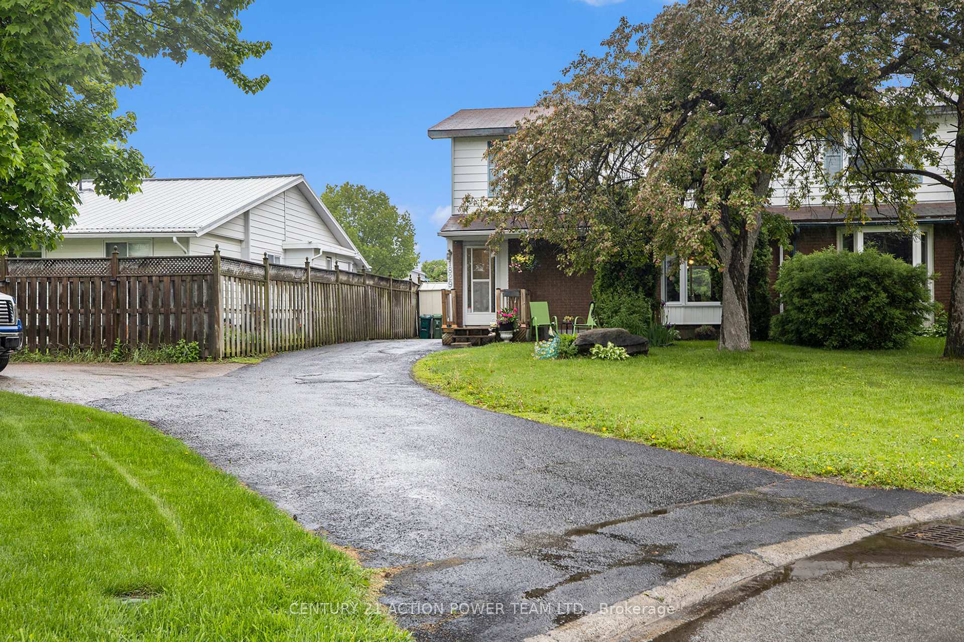 Property Photo: 1829 Cloverlawn Crescent ON K1J 6V6