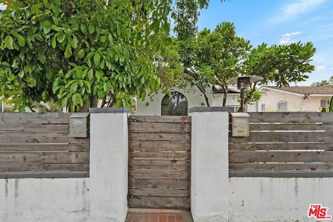 Property Photo: 2736 S Cloverdale Ave CA 90016