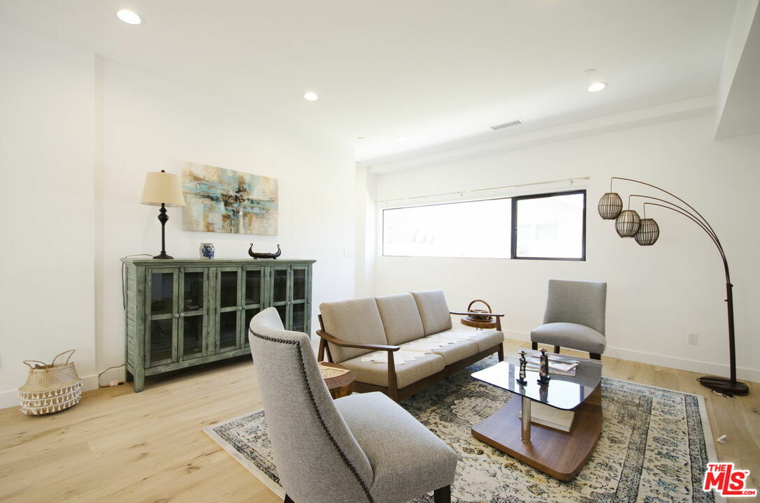 Property Photo:  860 S Wilton Pl  CA 90005 