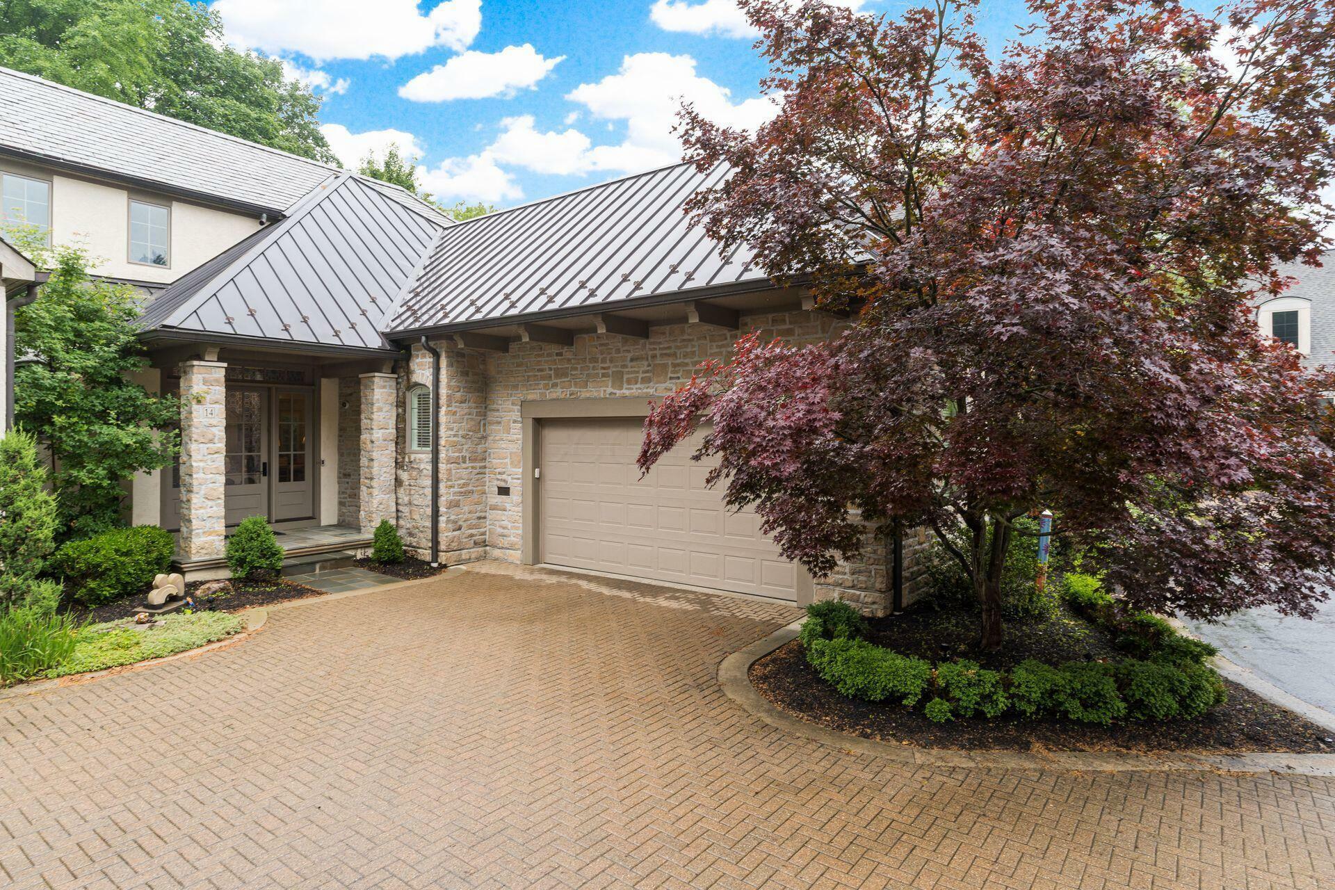 Property Photo: 14 Lyonsgate Road OH 43209