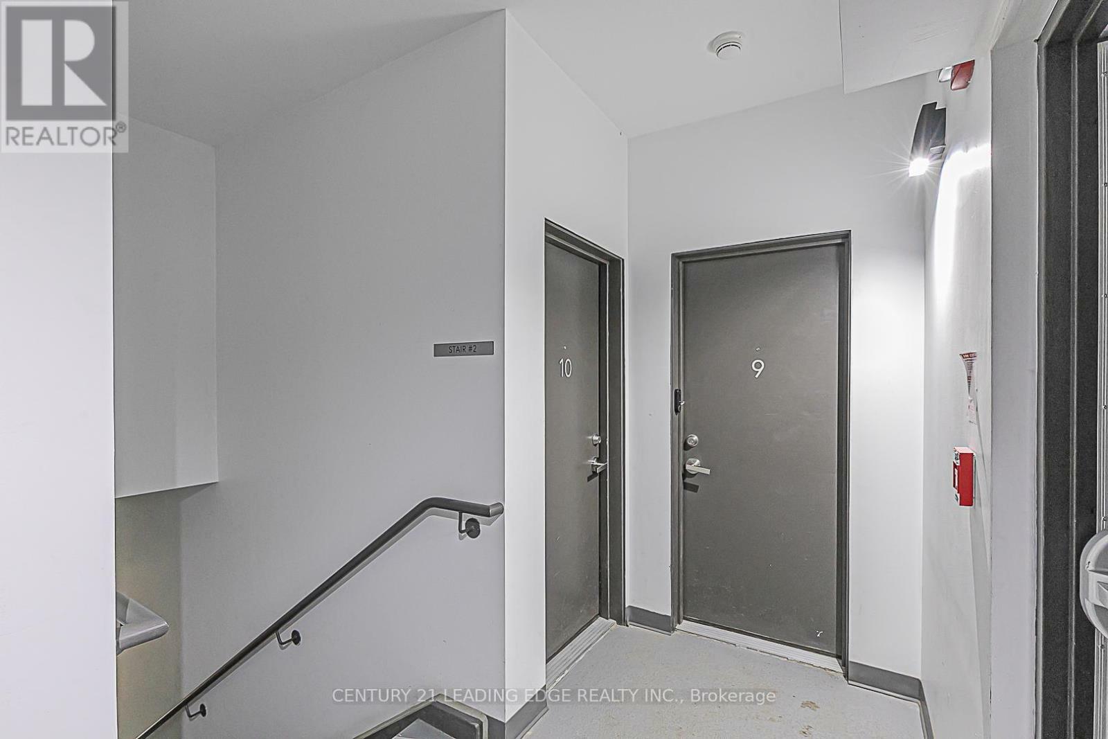 Photo de la propriété: 14 Marquette Avenue 10 ON M6A 0E1
