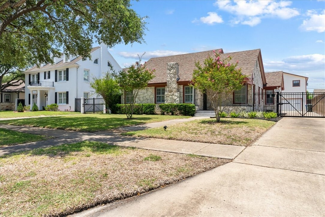 Property Photo: 524 Del Mar TX 78404