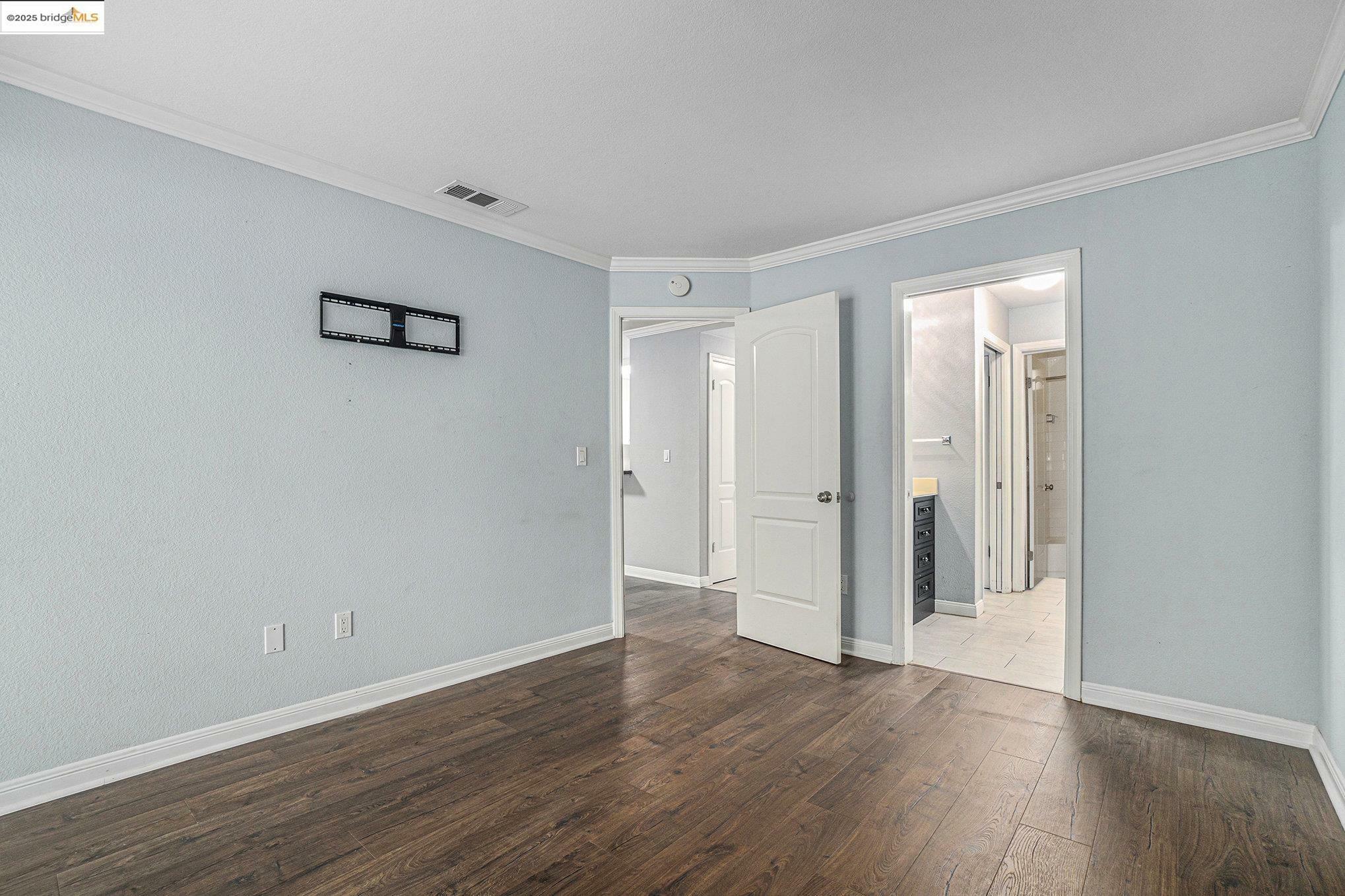 Property Photo: 1122 S Villa Way CA 94595