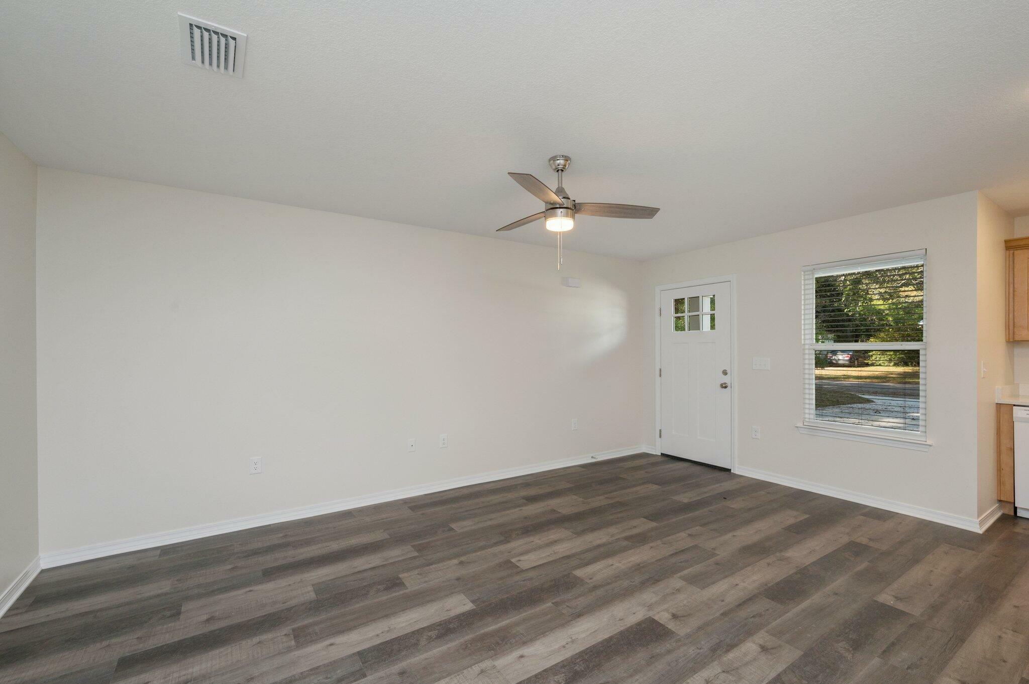 Property Photo: 1530 E 1st Avenue FL 32539