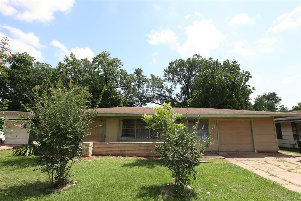 Property Photo: 5734 Lyndhurst Drive TX 77033