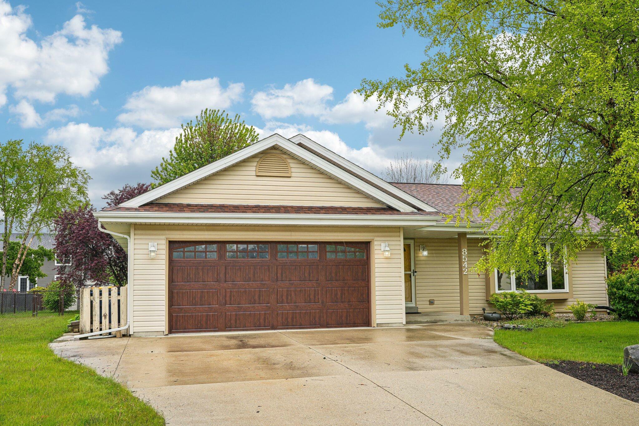 8542 S Cortland Dr  Oak Creek WI 53154 photo