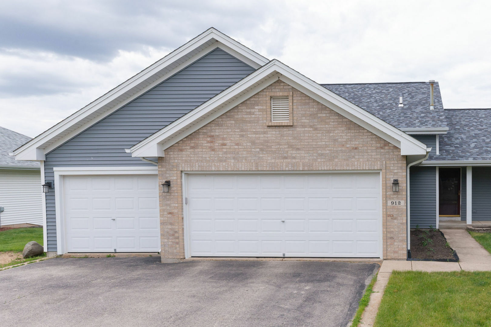 Property Photo:  912 Meadow Lane  IL 61088 