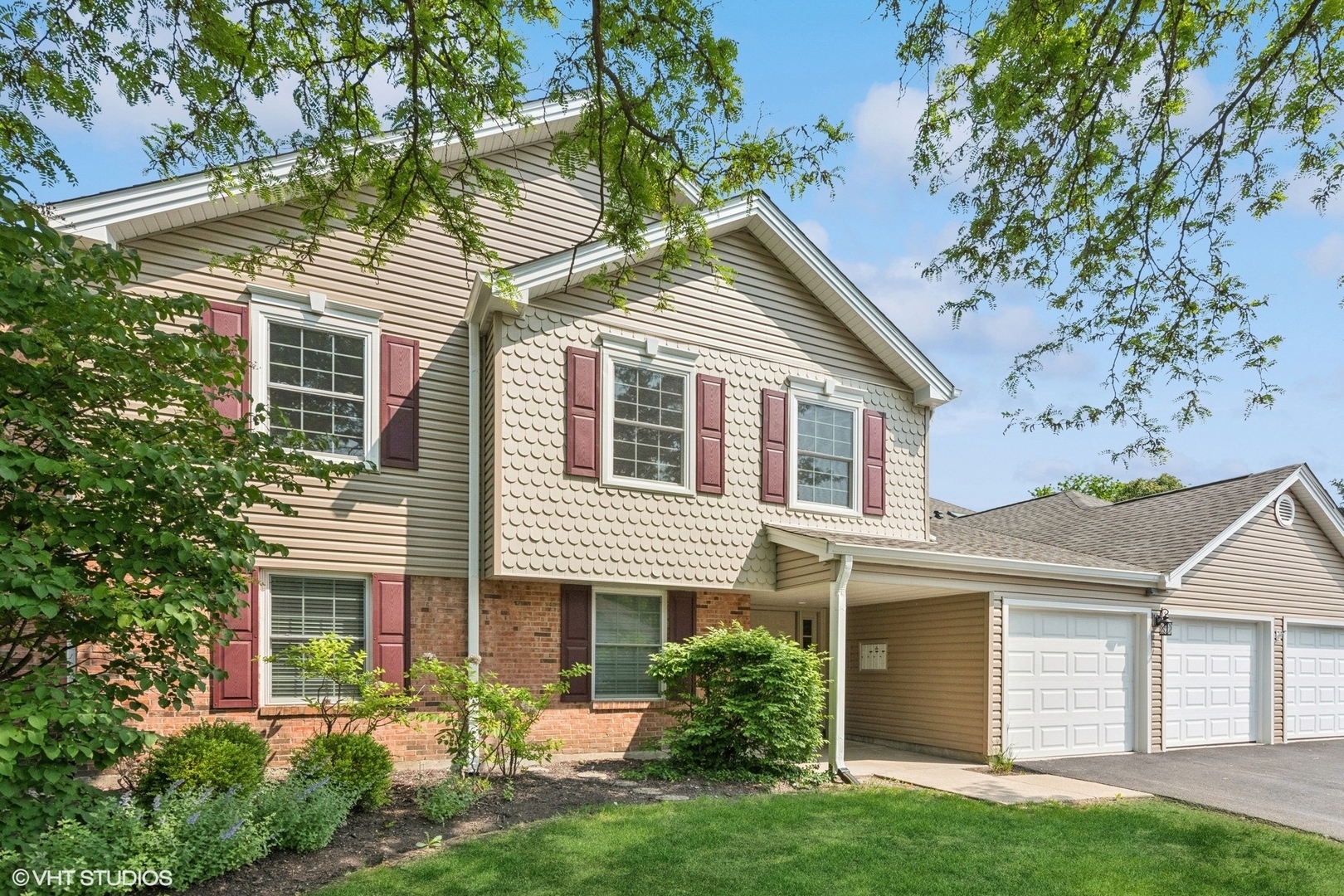 Property Photo: 0N111 Windermere Road 2107 IL 60190