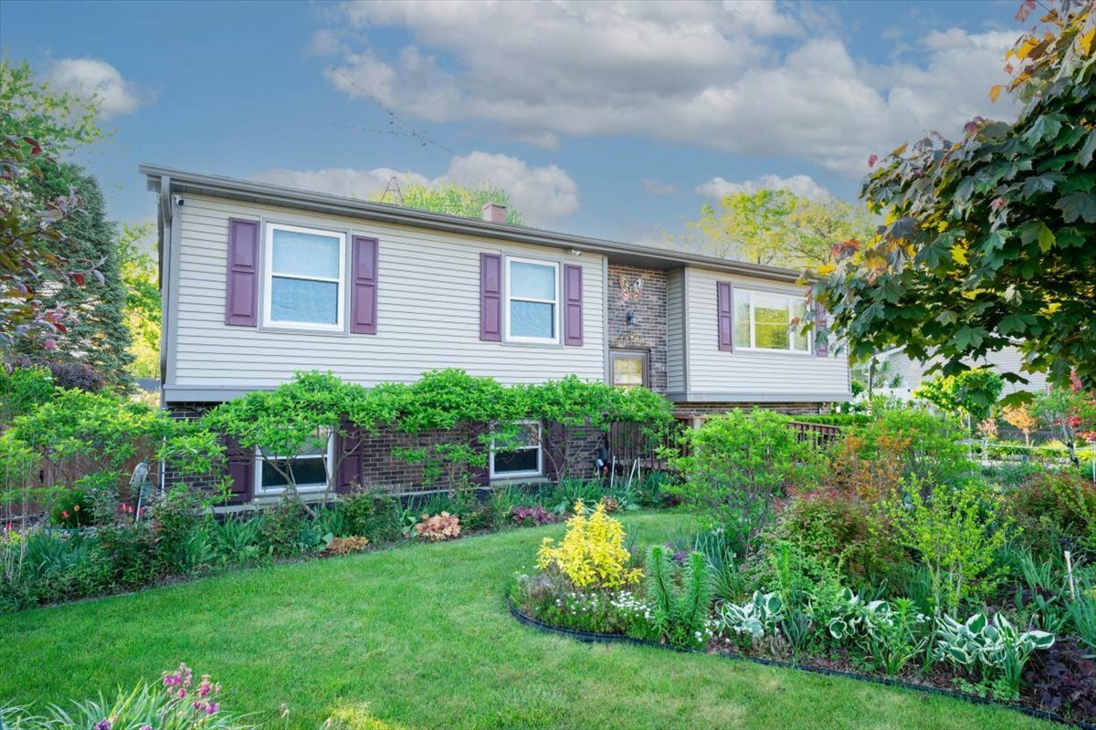 Property Photo:  38059 N Holdridge Avenue  IL 60087 