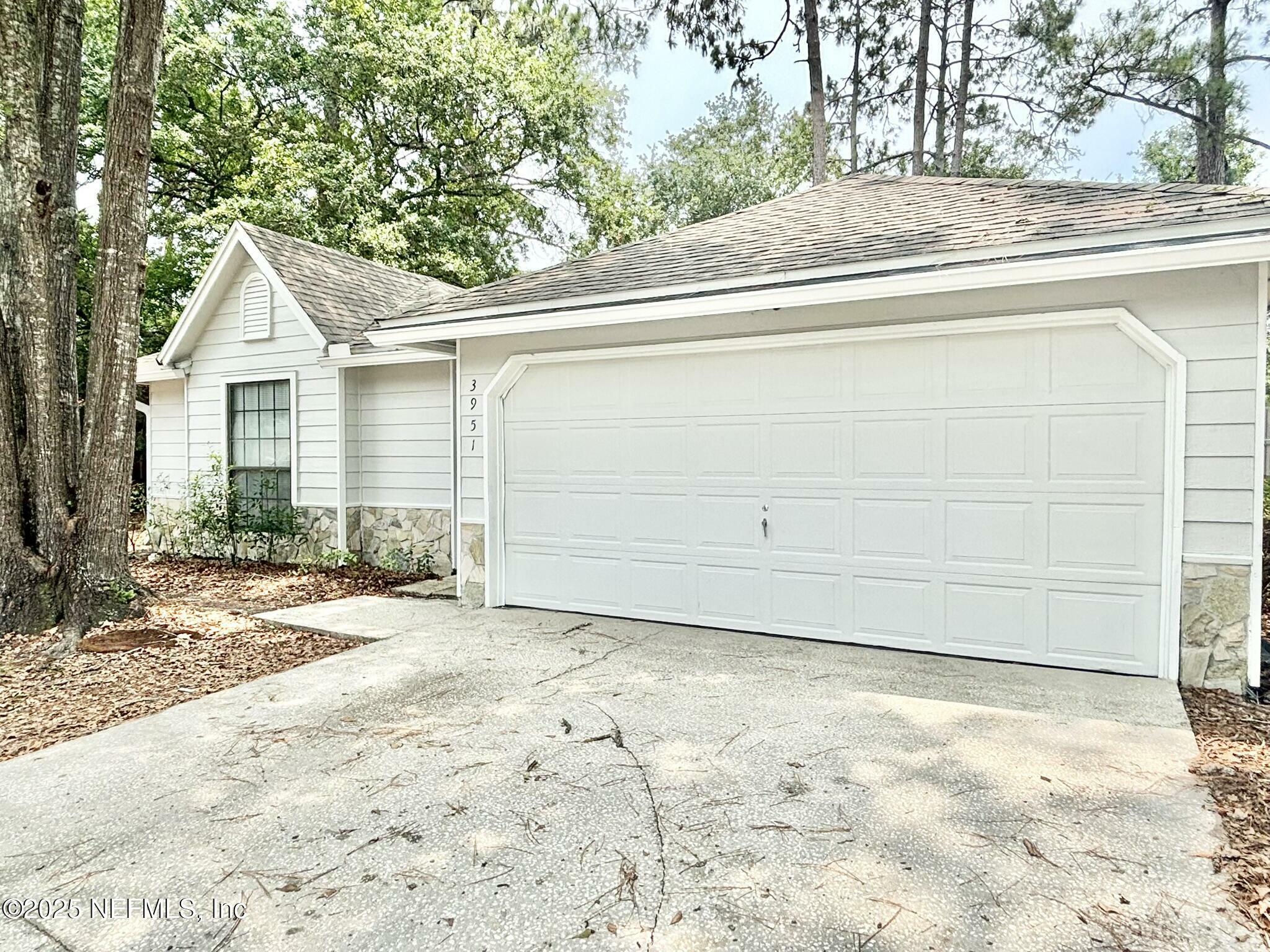 Property Photo: 3951 Hunters Lake Circle W FL 32210