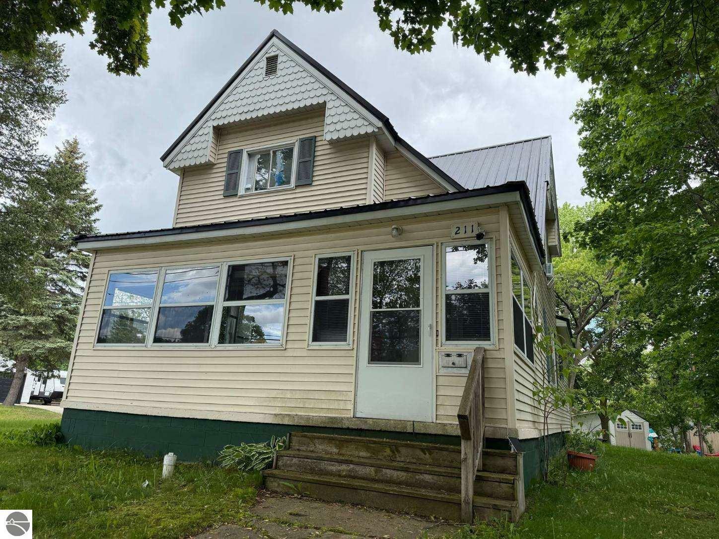 Property Photo: 211 Grafton Avenue MI 48801