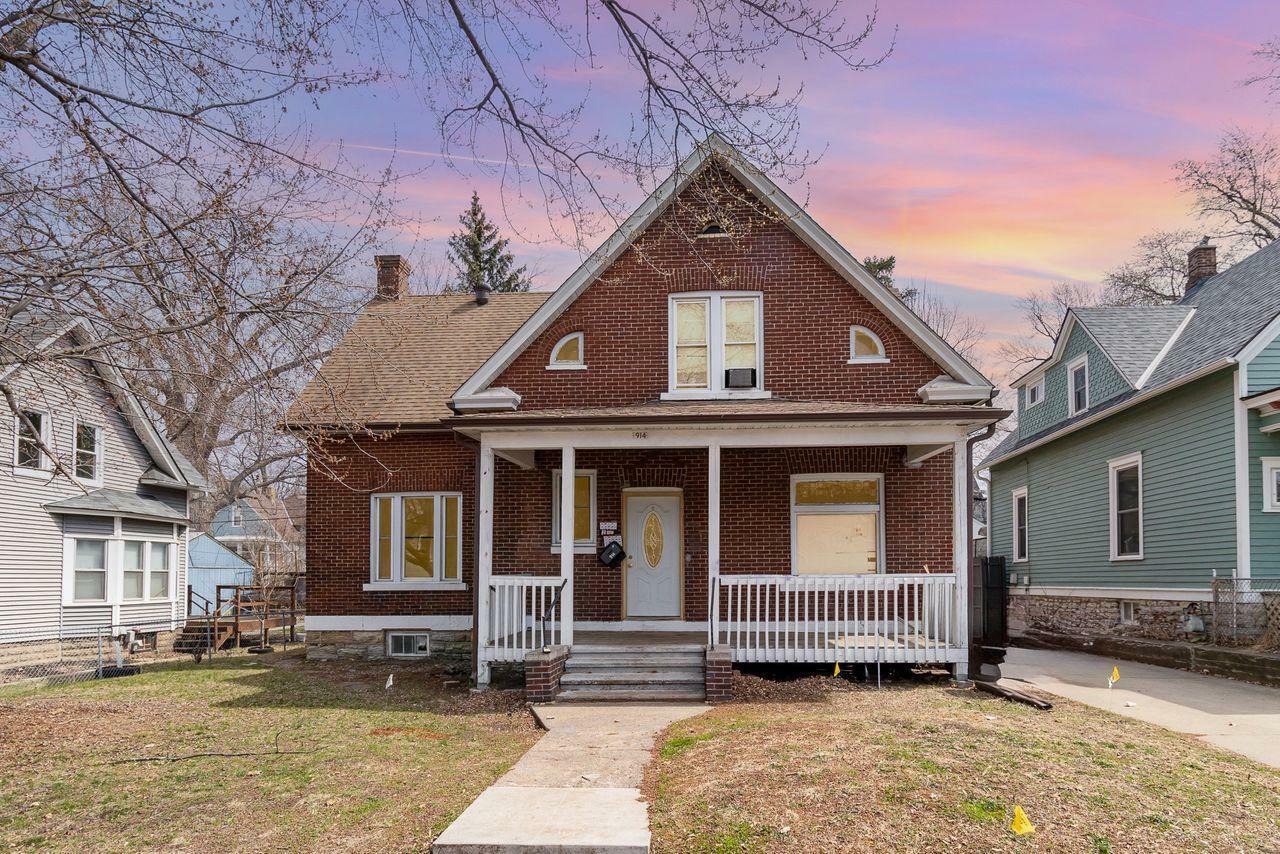 Property Photo:  914 Arkwright Street  MN 55130 