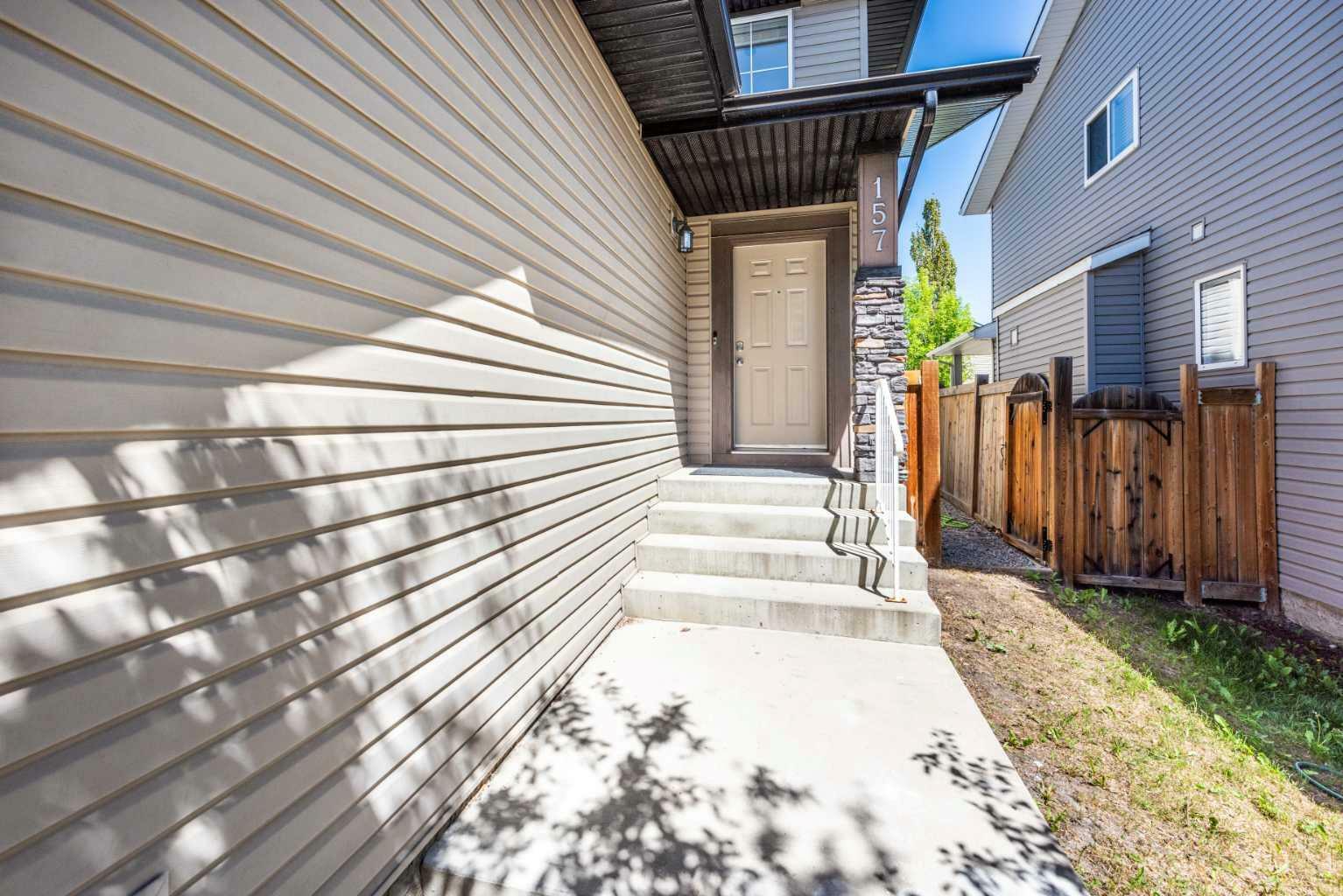 Property Photo:  157 Everoak Gardens SW  AB T2Y 0C6 