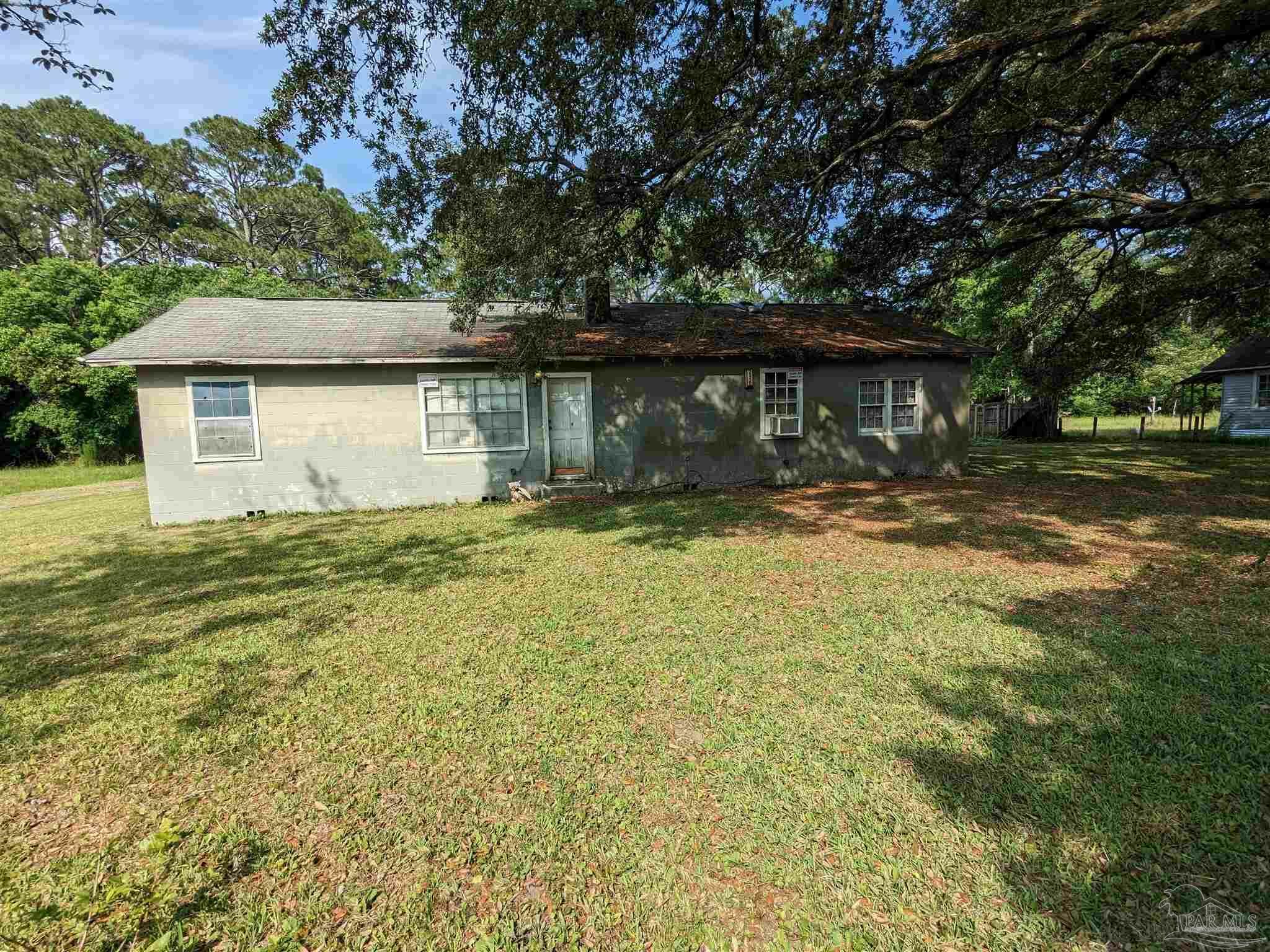Property Photo: 2430 Dog Track Rd FL 32507