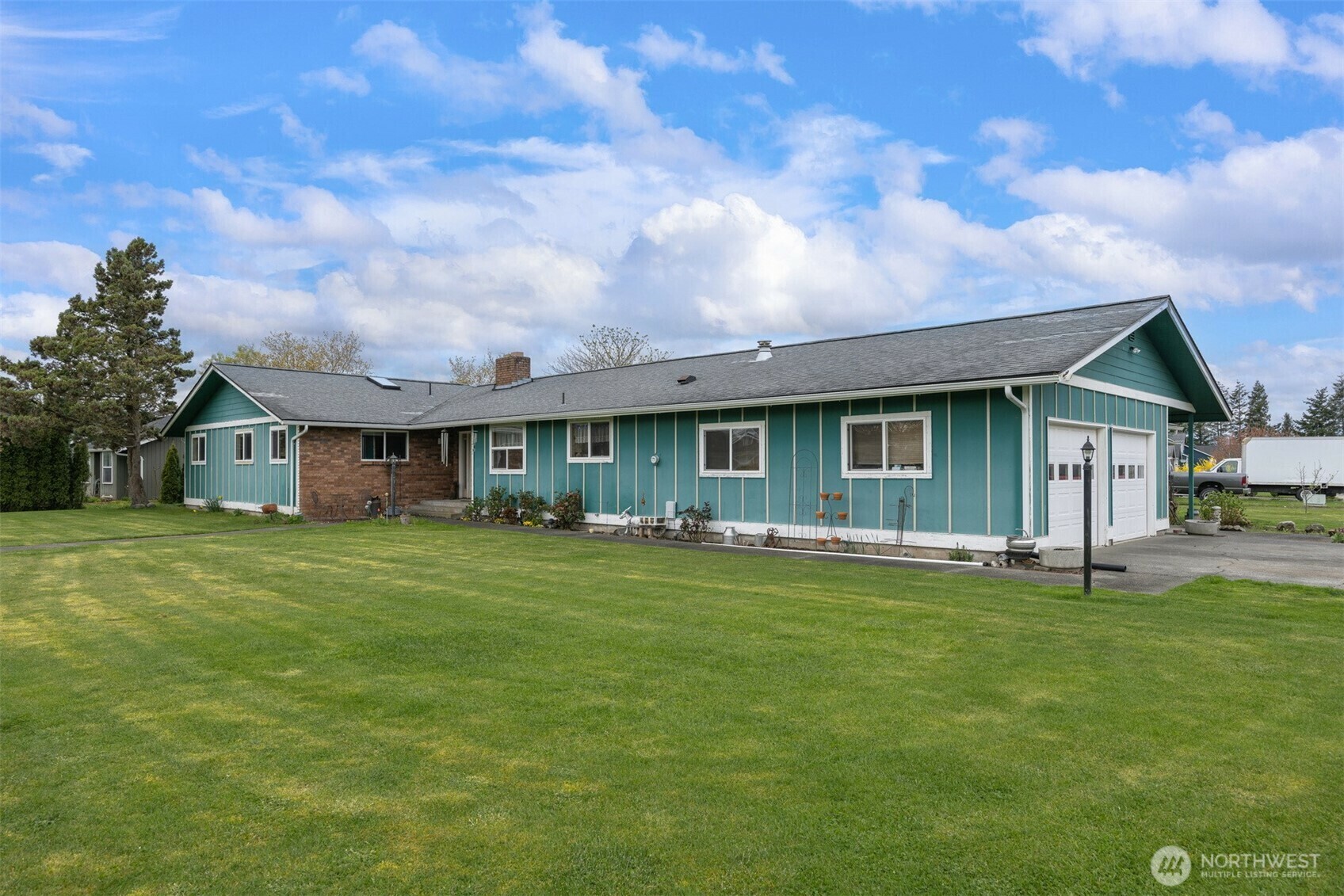 Property Photo: 209 E 3rd Street WA 98247