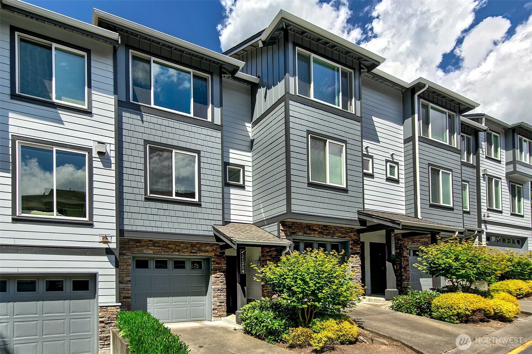 Property Photo:  21214 SE 42nd Place  WA 98029 