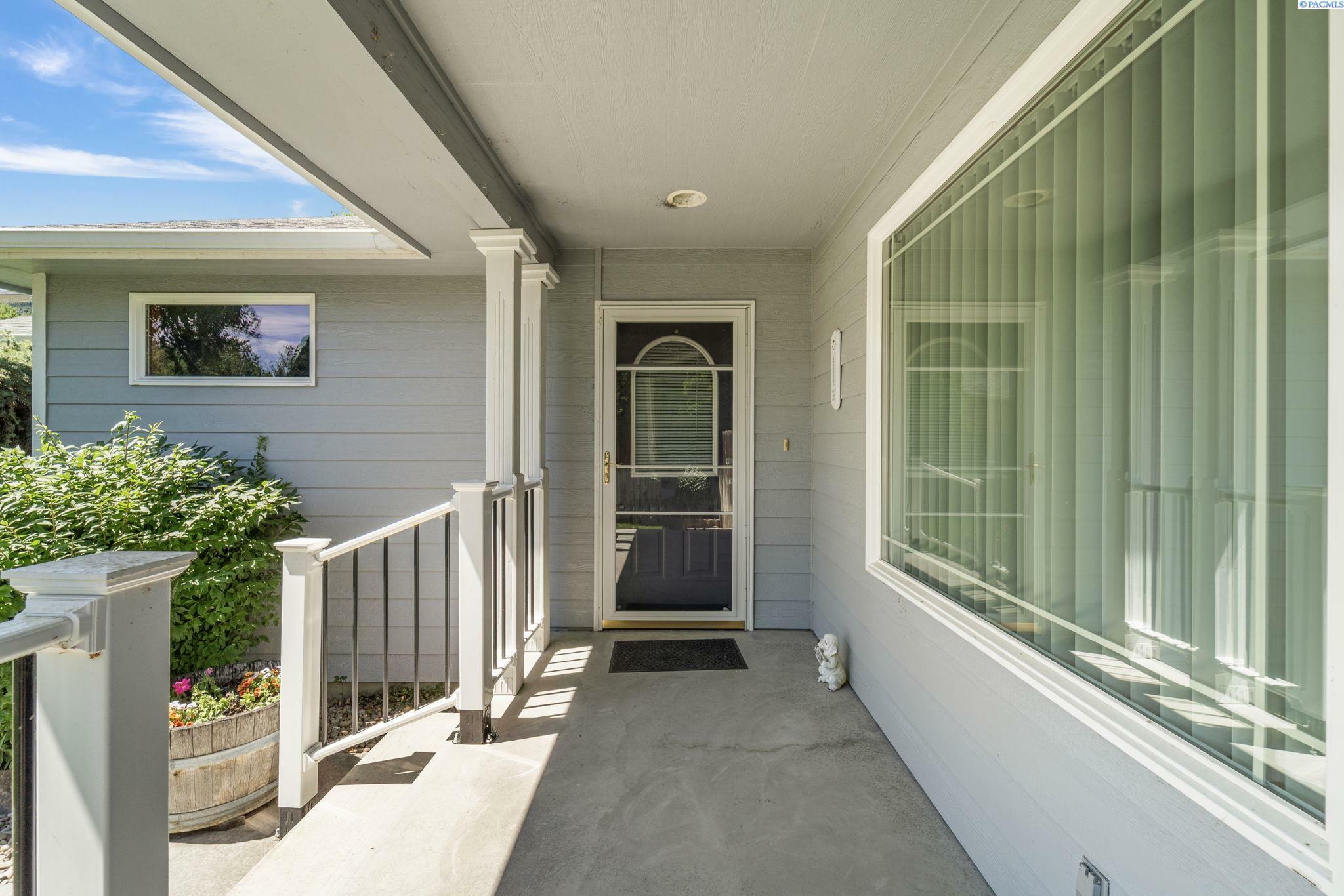 Property Photo: 704 W 18th Ct. WA 99337