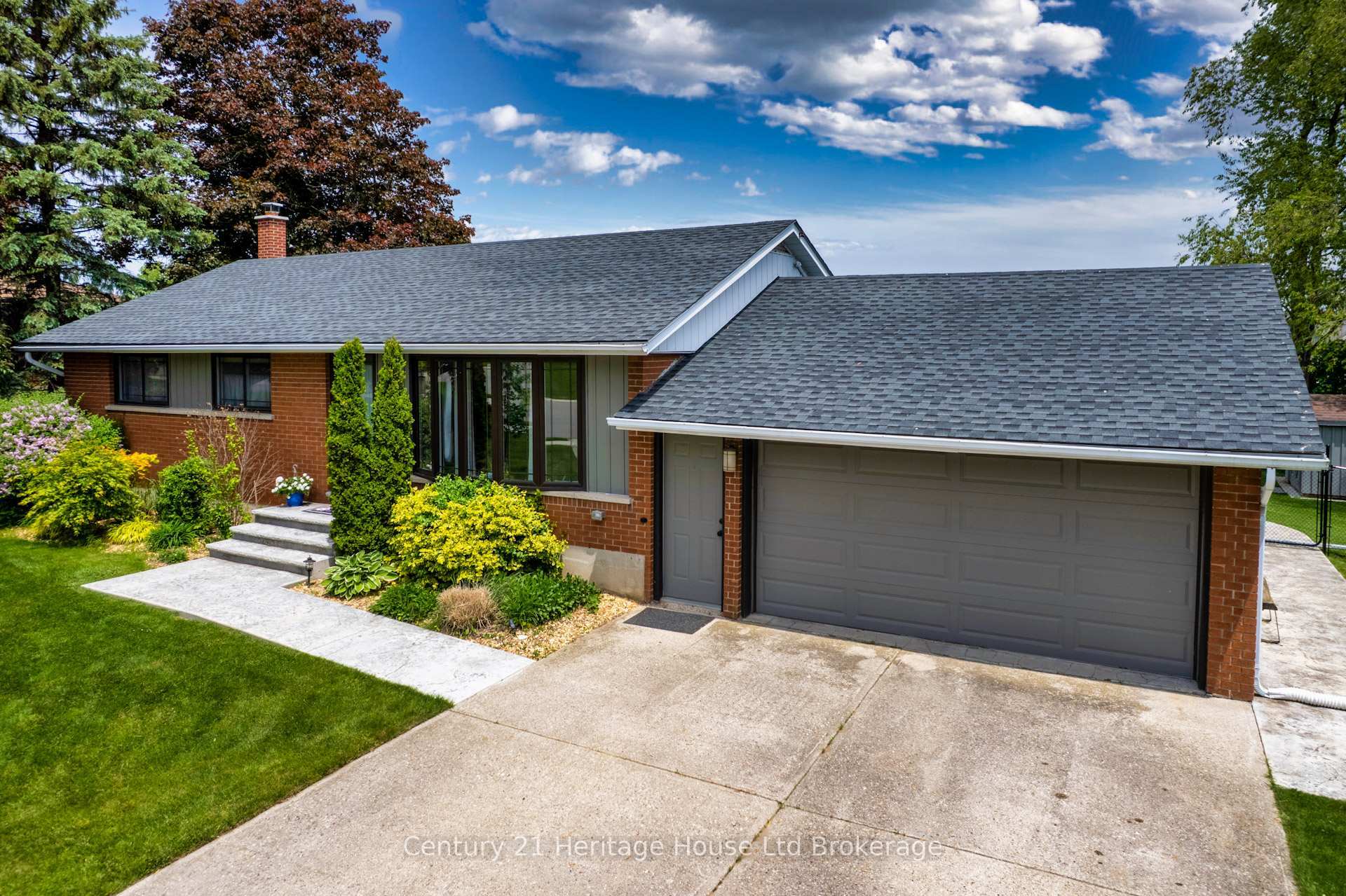 Property Photo: 35 Tanager Drive ON N4G 1B1