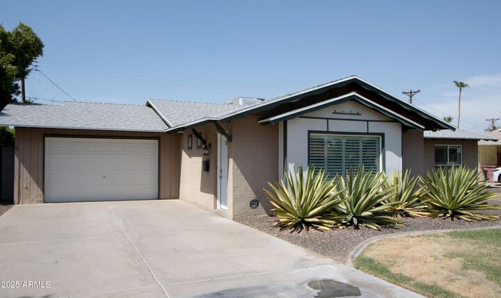 Property Photo: 8632 E Thornwood Drive AZ 85251
