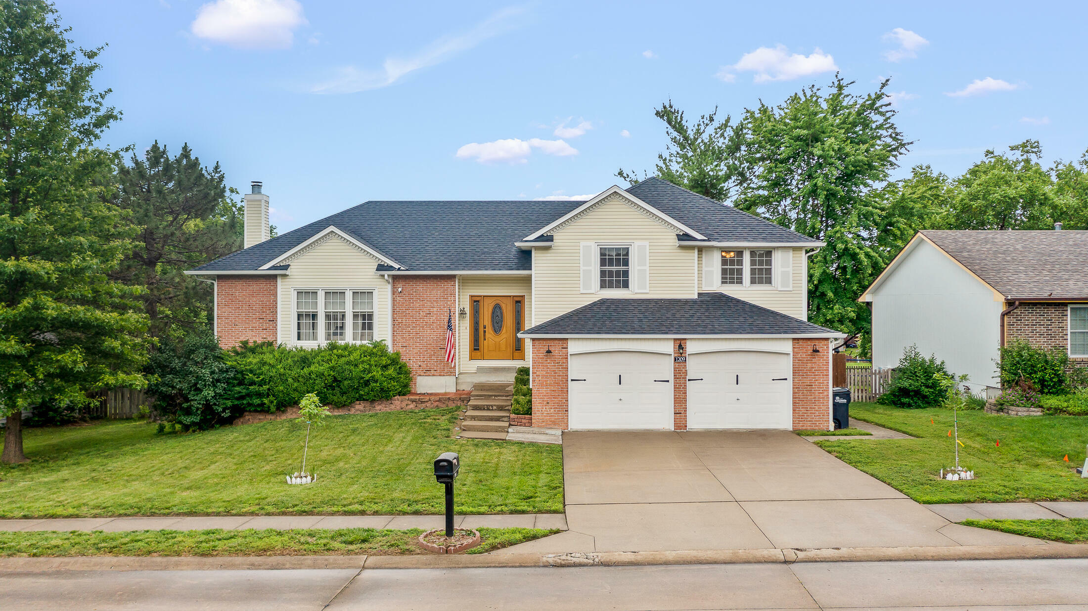 Property Photo: 1209 S Bridgewood Dr MO 65203