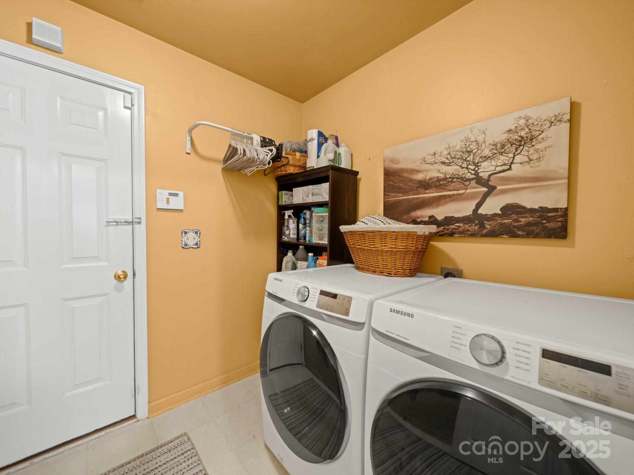 Property Photo: 11909 Creek Turn Drive NC 28278