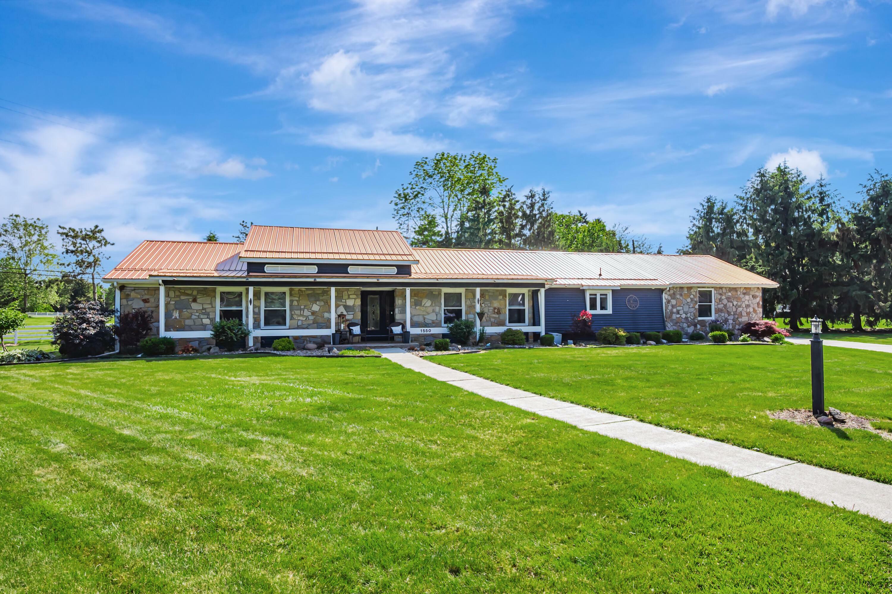 Property Photo: 1550 Kingwood Circle OH 43302