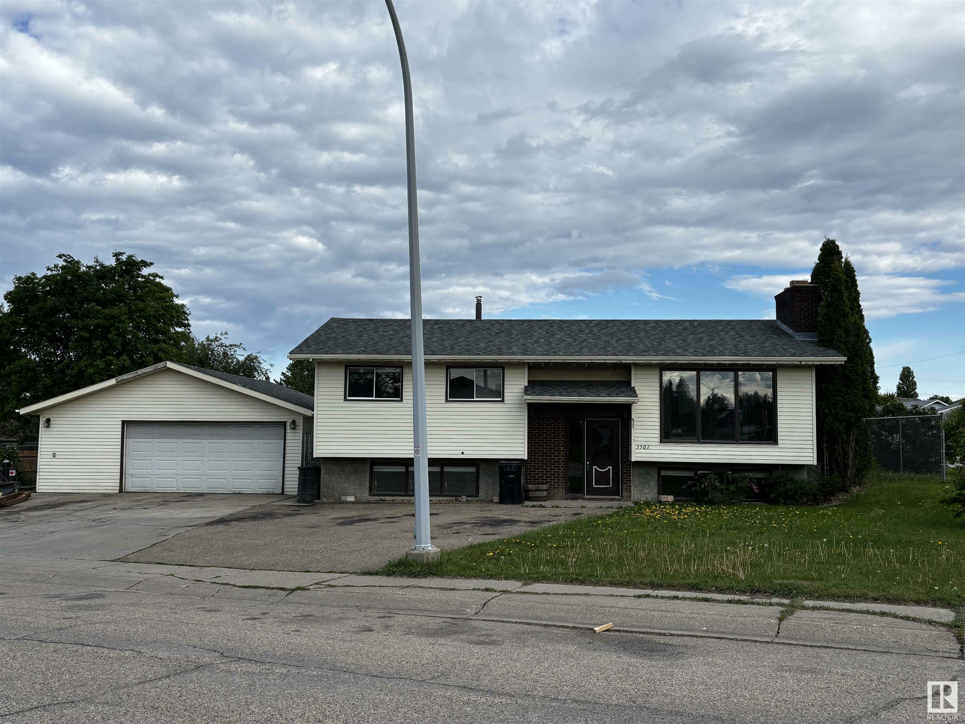 5501 48 Street  Drayton Valley AB T7A 1B5 photo