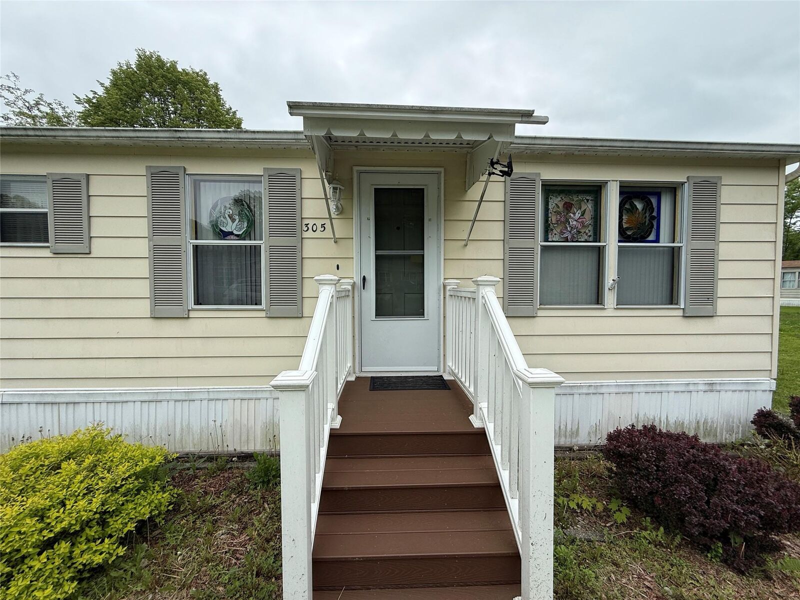 Property Photo:  305 Brittany Terrace 305  NY 12575 