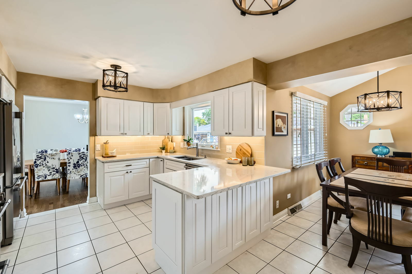 Property Photo: 807 S Saylor Avenue IL 60126