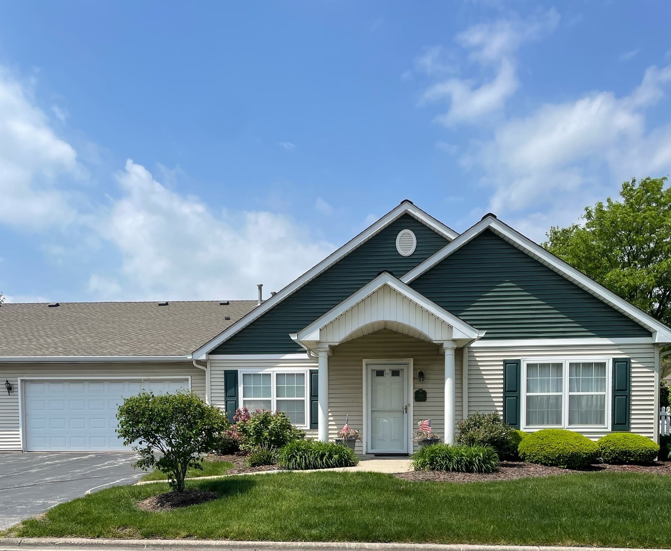 Property Photo: 910 Garden Lane 910 IL 60430