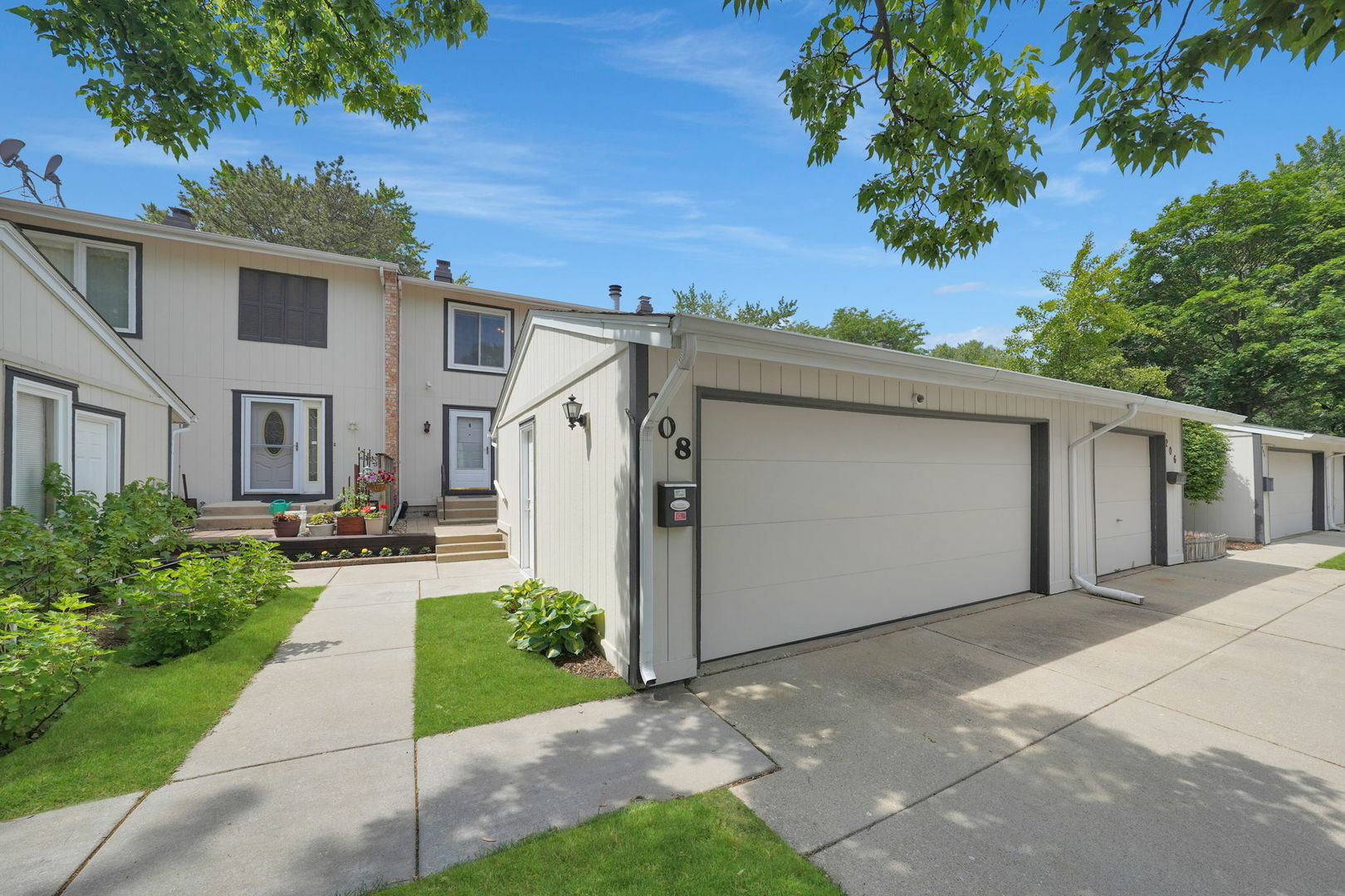 Property Photo: 208 Spring Court IL 60108