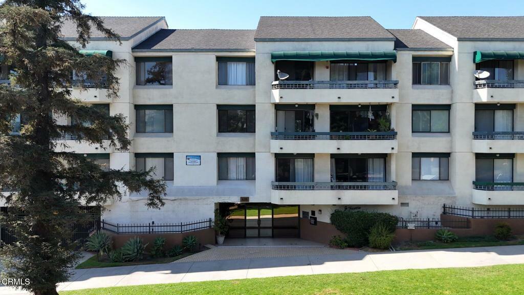 Property Photo: 435 La Fayette Park Place 102 CA 90057