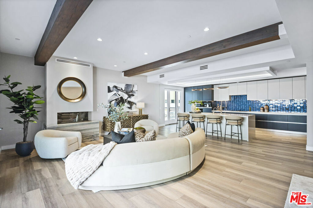 Property Photo:  160 N La Peer Drive 103  CA 90211 