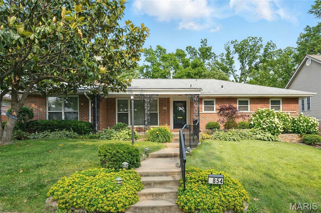 Property Photo: 854 Saxony Court MO 63130