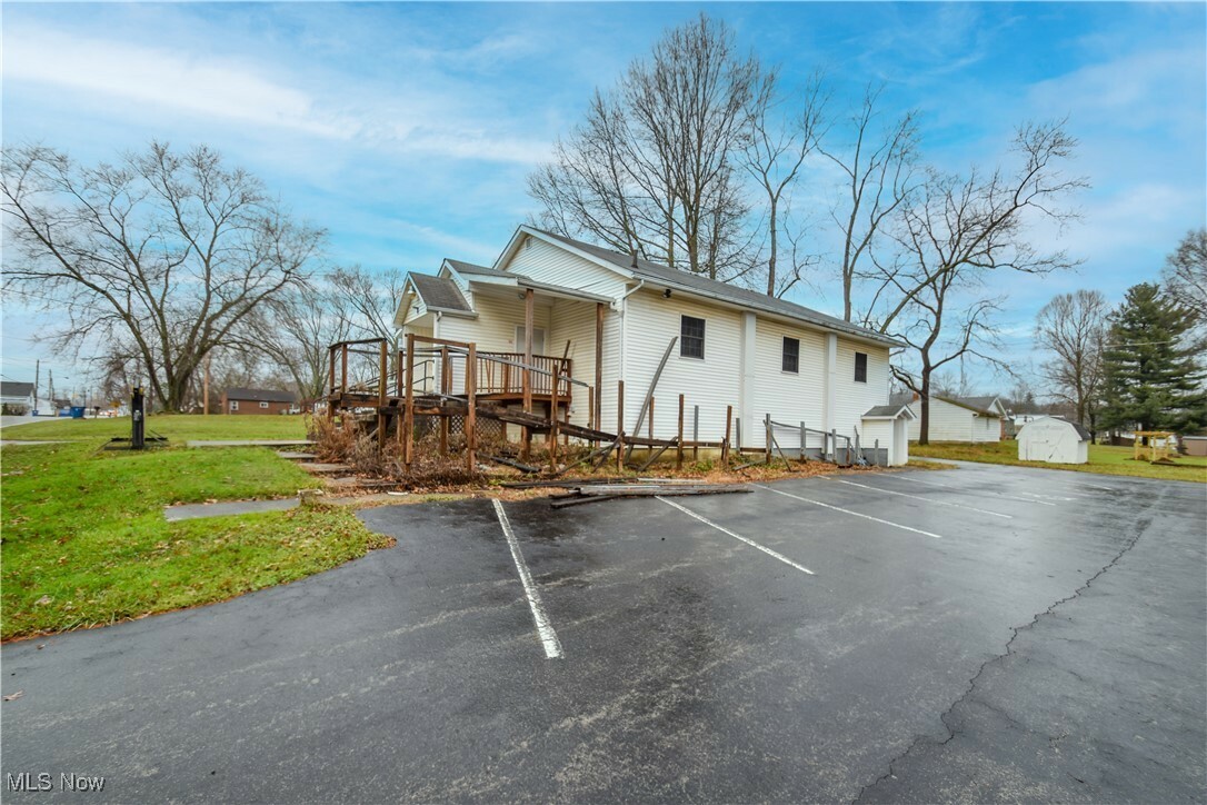 Property Photo: 1187 Deforest Road SE OH 44484